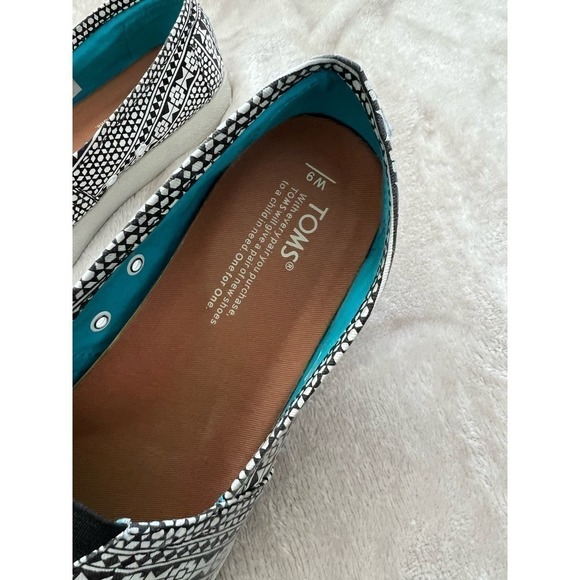 Toms Canvas Sneakers Black and White Geometric Print Size 9 Women’s - Picture 3 of 5